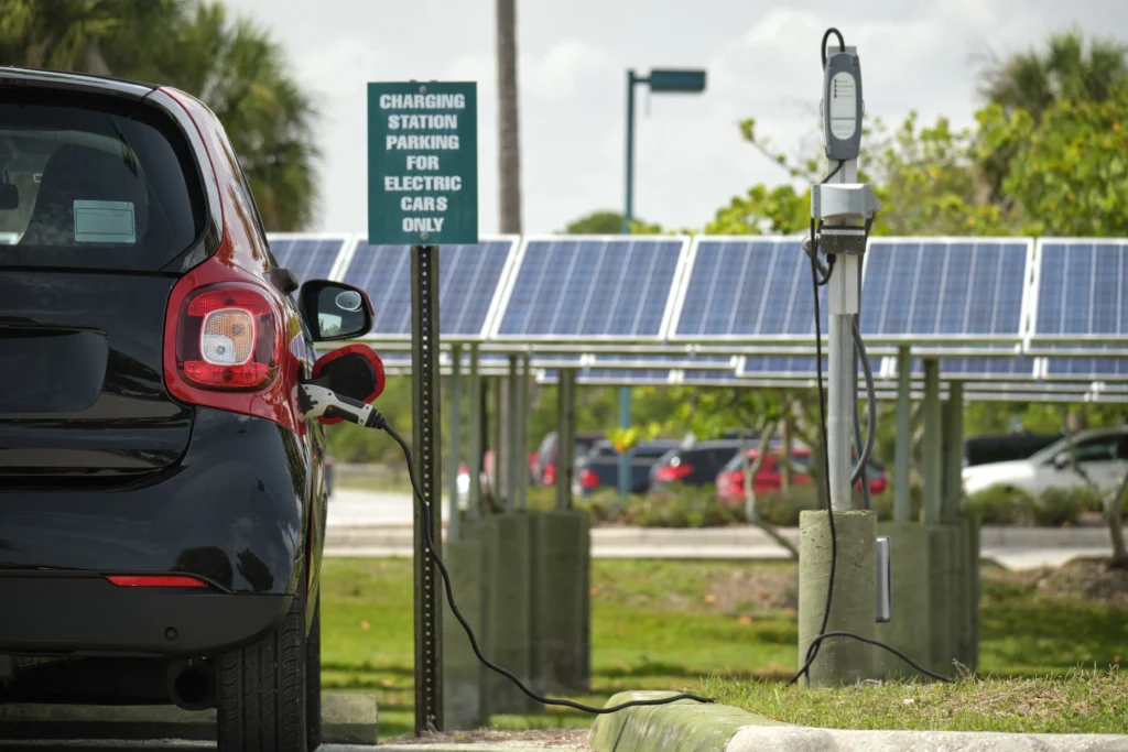 Charge d'un véhicule grâce aux panneaux solaires