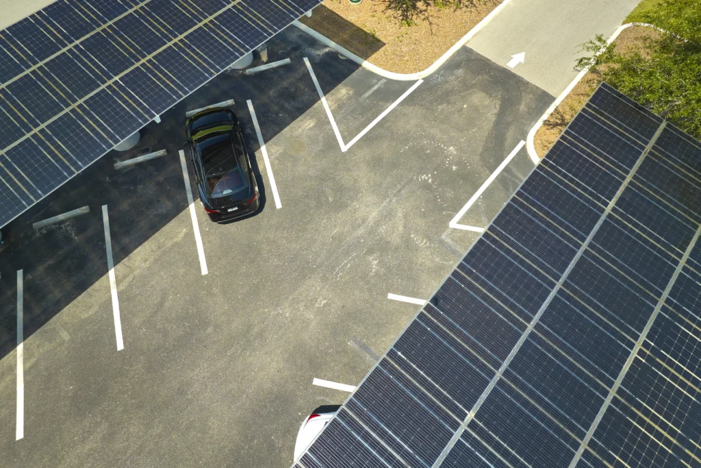 Panneaux solaires et borne de recharge